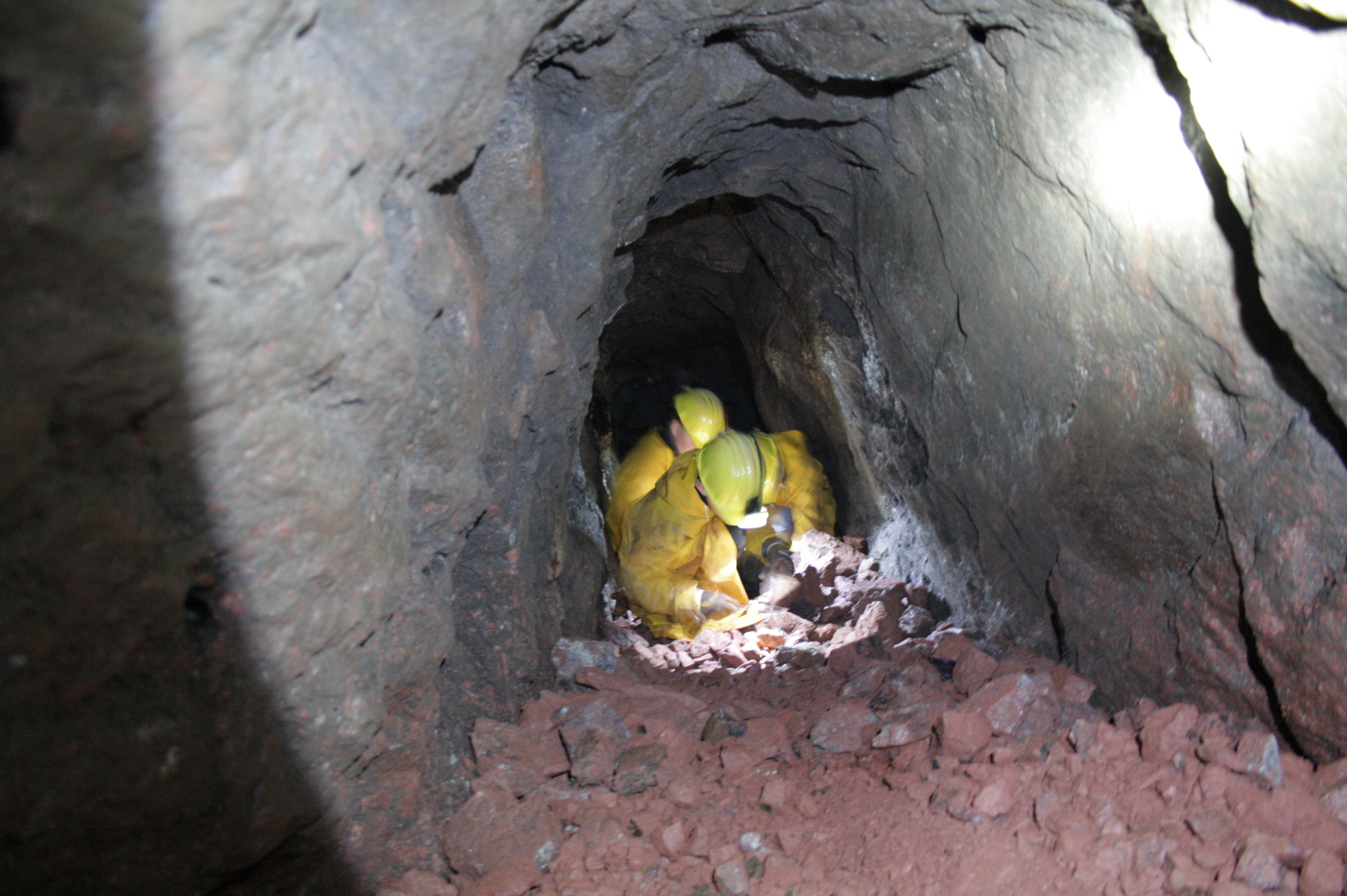 Kinder in Ausrüstung suchen Minerale im Inneren des Traugott Stolln Lichtenberg