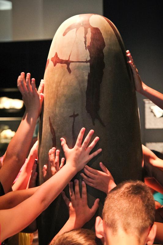 Begreifen, Anfassen, Fühlen: Kinderhände berühren den Shiva Lingam im Asiensaal.