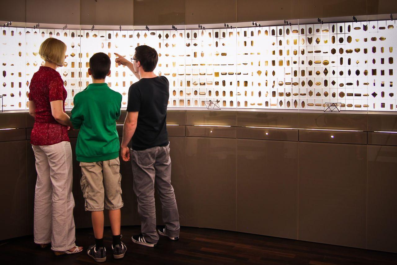 Besucher betrachten die Kristallmodelle in der Galerien der Modelle.
