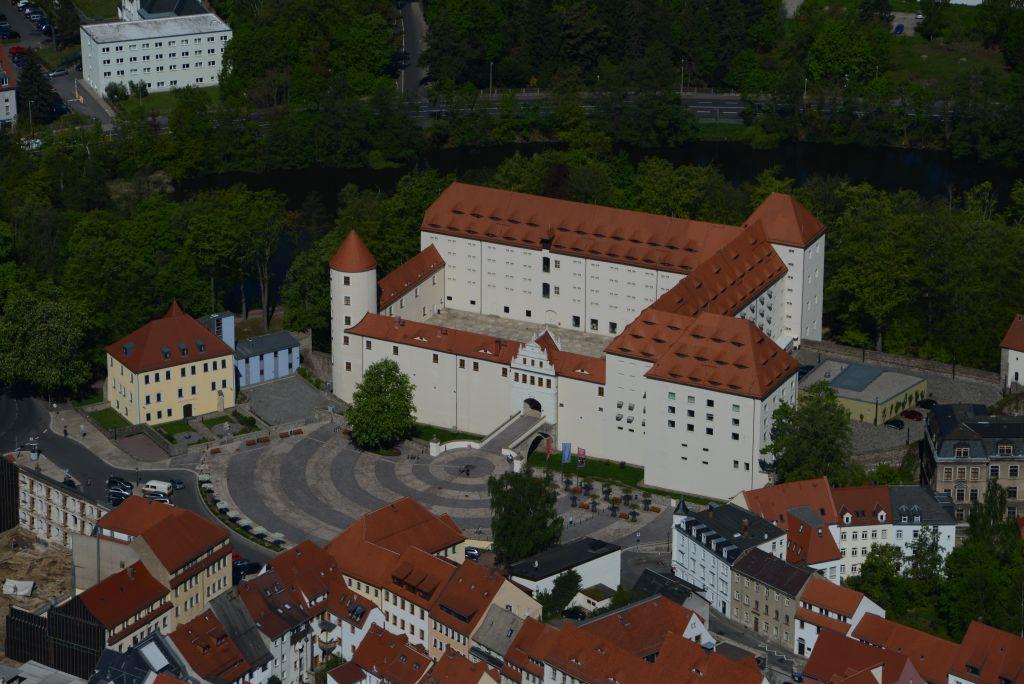 Vogelperspektive auf den Schlossplatz mit Schloss Freudenstein und Krügerhaus.