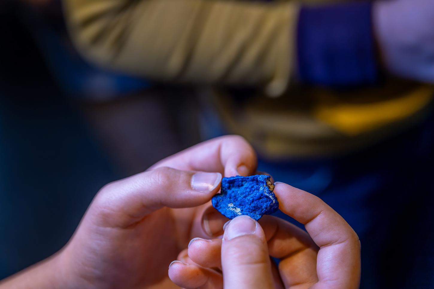 Zwei Hände erfühlen ein Mineral